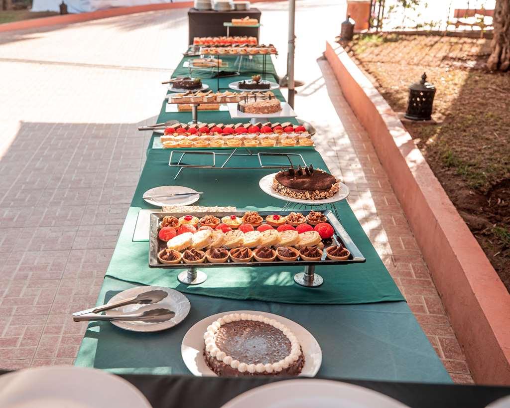 Mogador Aqua Fun & Spa Marrakesh Restaurant photo A dessert buffet