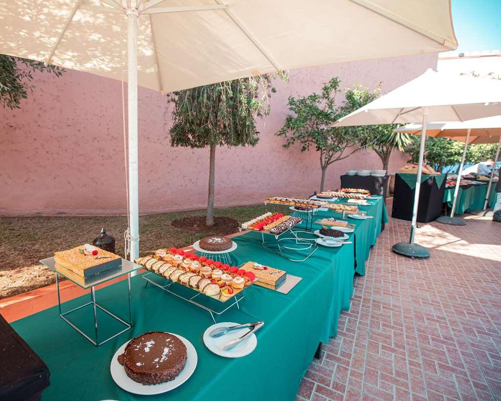 Mogador Aqua Fun & Spa Marrakesh Restaurant photo A buffet at a party