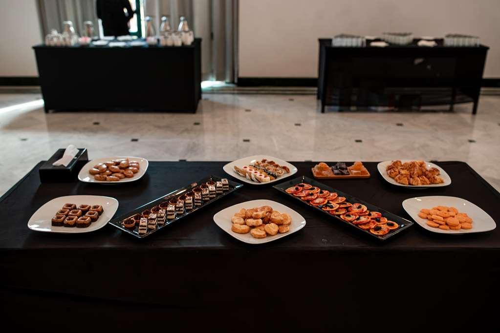 Hotel Mogador Aqua Fun & Spa à Marrakesh Restaurant photo A buffet table with a selection of desserts