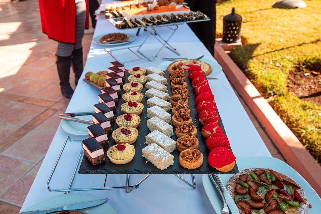 Mogador Aqua Fun & Spa Marrakesh Restaurant photo A dessert buffet