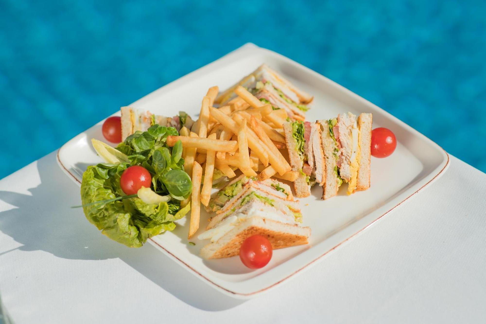 Mogador Aqua Fun & Spa Marrakesh Extérieur photo A club sandwich with chips and salad